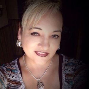 Meet your Posher, Elaine